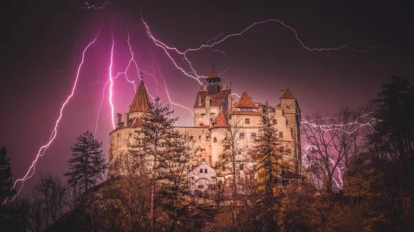 罗马尼亚 特兰西瓦尼亚 布兰城堡上空的壮观雷声 一座中世纪的建筑叫做德拉库拉城堡 — 图库照片