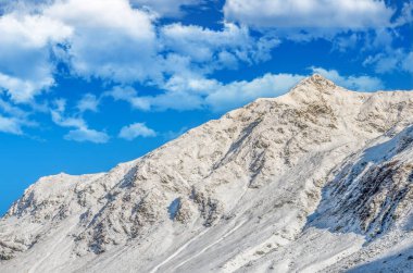 Kışın Fagaras Dağları 'nın göz kamaştırıcı manzarası. Dağın tepesi karla dolu. Dünyanın en güzel yollarından biri var, Transfagarasan.