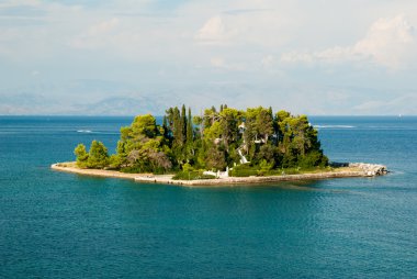 Mouse Adası ve Vlacherna Manastırı Vigla Yarımadası'nda, Corfu Island, Yunanistan