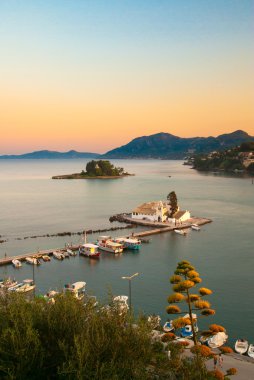 Mouse Adası ve Vlacherna Manastırı Vigla Yarımadası'nda, Corfu Island, Yunanistan