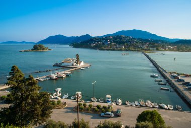 Mouse Adası ve Vlacherna Manastırı Vigla Yarımadası'nda, Corfu Island, Yunanistan