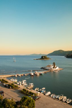 Mouse Adası ve Vlacherna Manastırı Vigla Yarımadası'nda, Corfu Island, Yunanistan