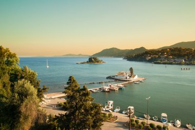 Mouse Adası ve Vlacherna Manastırı Vigla Yarımadası'nda, Corfu Island, Yunanistan