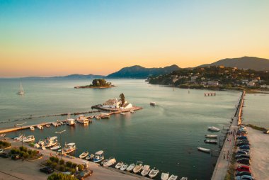 Mouse Adası ve Vlacherna Manastırı Vigla Yarımadası'nda, Corfu Island, Yunanistan