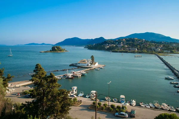 La isla del ratón y el monasterio de Vlacherna en la península de Kanoni, isla de Corfú, Grecia — Foto de Stock