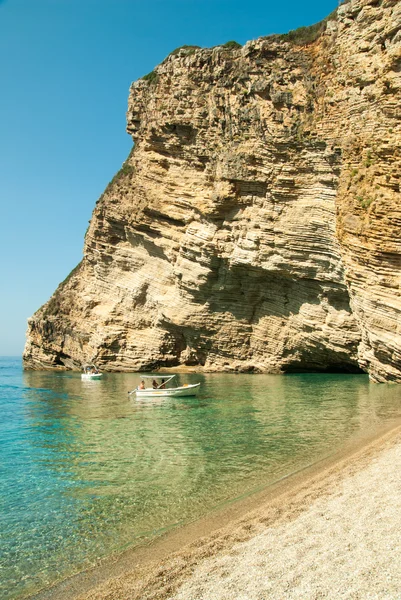 Toeristische boten op Paradise Beach in de buurt van Liapades, Western van Corfu — Stockfoto