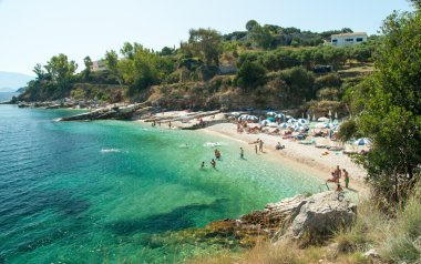 Kassiopi Beach, Corfu Island, Yunanistan. Şezlong ve şemsiyeler