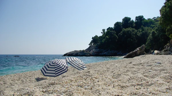 Два зонта (зонта) на пляже — стоковое фото