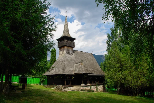 Klooster Dragoslavele. Traditionele houten kerk uit Roemenië. — Stockfoto