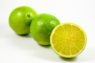 Limon, limon dilimleri ile