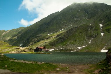 Buzul Balea gölde Transfagarasan. Karpatlar dağlar