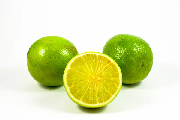 Πράσινα λεμόνια, λεμόνια με φέτες — Φωτογραφία Αρχείου