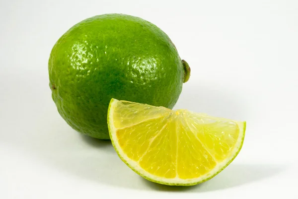 Limes, citroenen met segmenten — Stockfoto