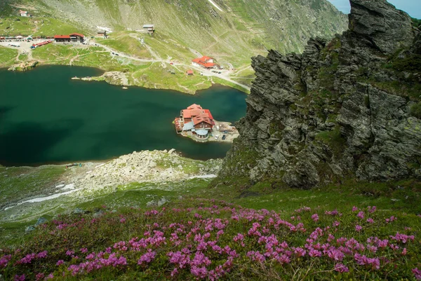 Lago Glacial Balea en Transfagarasan. Cárpatos Montañas — Foto de Stock