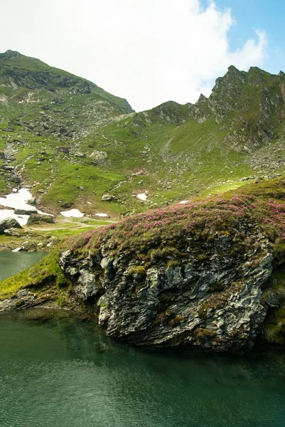 Lago Balea Glacial em Transfagarasan. Cárpatos Montanhas — Fotografia de Stock