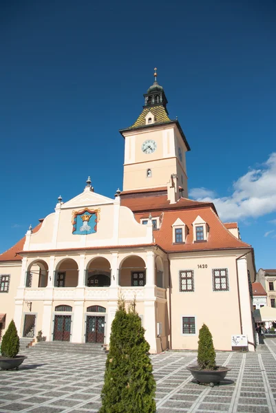 Raadshuis en de Raad Square, Brasov, Roemenië — Stockfoto