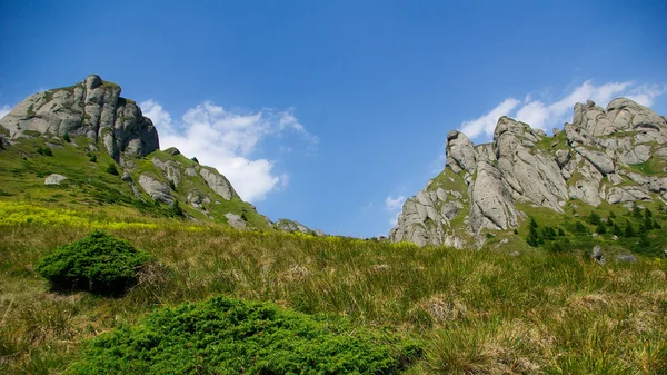 Alpenlandschap in Ciucas bergen, Karpaten, Roemenië. — Stockfoto