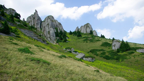 Alpenlandschap in Ciucas bergen, Karpaten, Roemenië. — Stockfoto