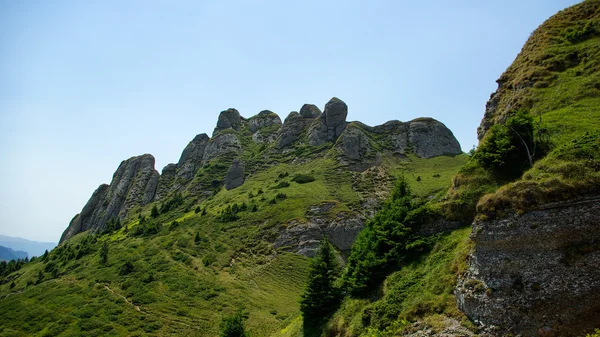 Alpenlandschap in Ciucas bergen, Karpaten, Roemenië. — Stockfoto