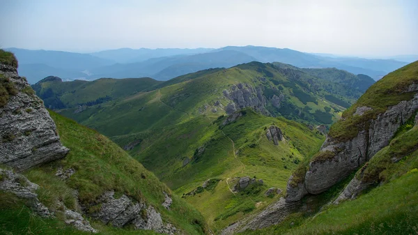 Alpenlandschap in Ciucas bergen, Karpaten, Roemenië. — Stockfoto