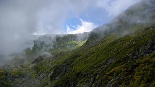 Way to Moldoveanu Peak, the highest peak in Romanian Carpathians — Stock Photo, Image