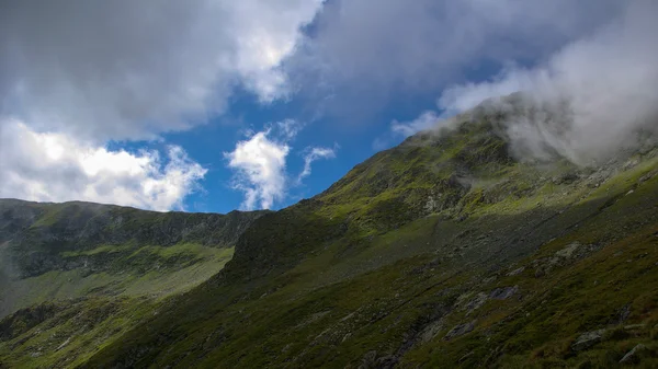 Way to Moldoveanu Peak, the highest peak in Romanian Carpathians — Stock Photo, Image