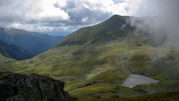 Way to Moldoveanu Peak, the highest peak in Romanian Carpathians — Stock Photo, Image