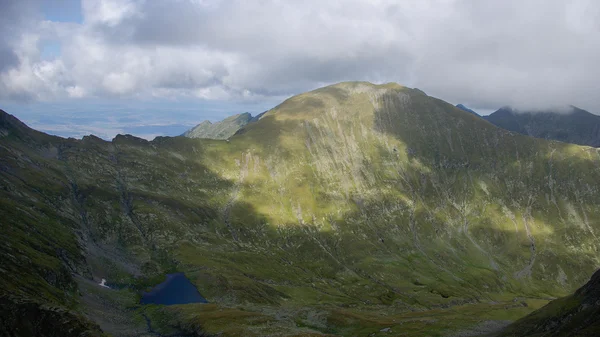 Way to Moldoveanu Peak, the highest peak in Romanian Carpathians — Stock Photo, Image