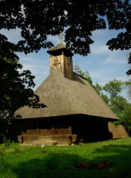 Traditionelle Holzkirche in Rumänien. — Stockfoto