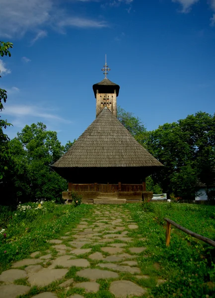 Eglise traditionnelle en bois en Roumanie . — Photo