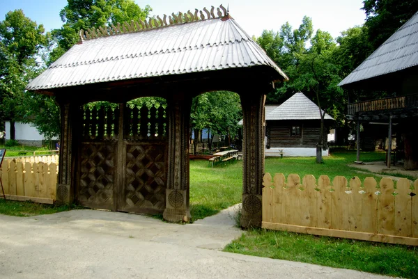 Traditionele poort in nationale Dorpsmuseum, Bucharest, Roemenië. — Stockfoto