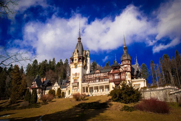 Castillo de Peles en las montañas de los Cárpatos, Rumania . — Foto de Stock