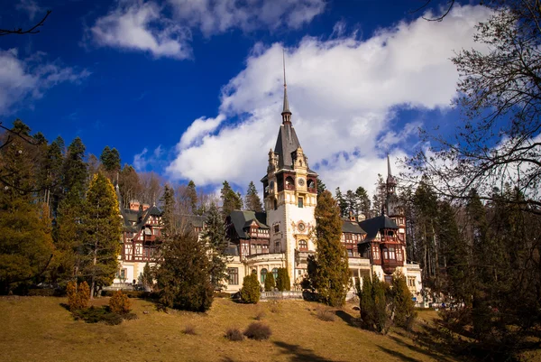 Peles Kasteel in de Karpaten bergen, Roemenië. — Stockfoto