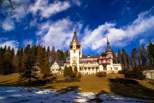 Peles Castle i Karpaterna bergen, Rumänien. — Stockfoto