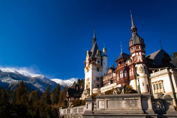 Castelo de Peles nas montanhas dos Cárpatos, Roménia . — Fotografia de Stock