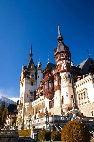 Peles Castle i Karpaterna bergen, Rumänien. — Stockfoto