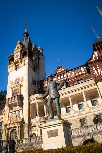 Castelo de Peles nas montanhas dos Cárpatos, Roménia . — Fotografia de Stock