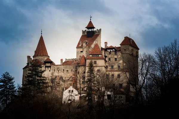 Castelo de Bran, Transilvânia, Romênia, conhecido como "Castelo de Drácula ". — Fotografia de Stock