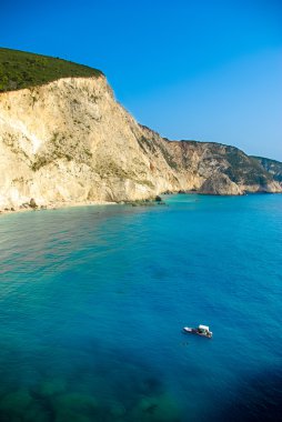 Lefkada Adası, Yunanistan Porto Katsiki Plajı'nda demirli küçük yat