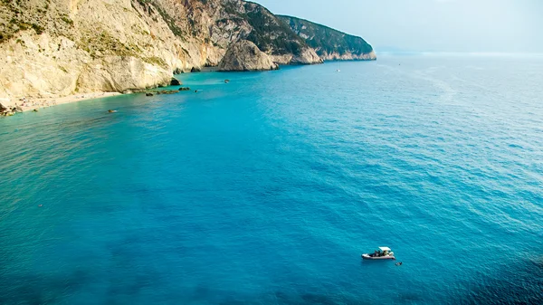 Piccolo yacht ancorato alla spiaggia di Porto Katsiki sull'isola di Lefkada, Grecia — Foto Stock