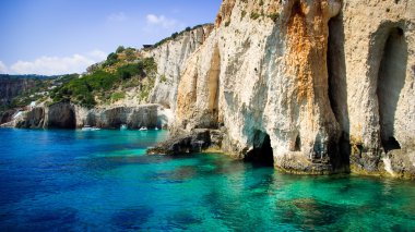 Yunanistan 'ın Zakynthos adasındaki mavi mağaralar