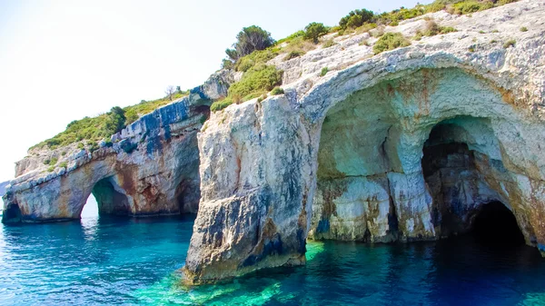 Yunanistan 'ın Zakynthos adasındaki mavi mağaralar