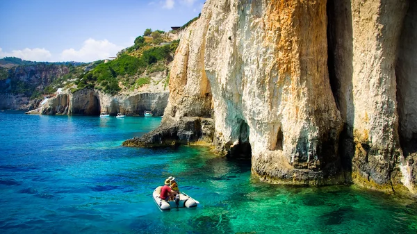 Grutas azuis na ilha de Zakynthos, Grécia — Fotografia de Stock