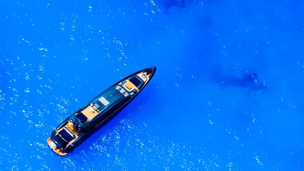 Siyah lüks yat Zakynthos Island, Yunanistan yakınındaki güzel mavi suya gider