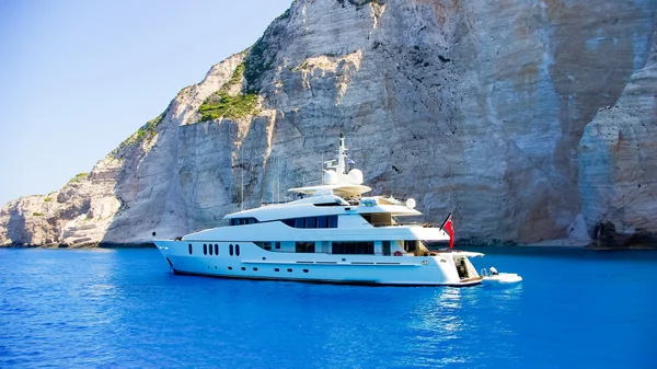 Yate blanco de lujo navega en el hermoso agua azul cerca de Zakynthos —  Fotos de Stock