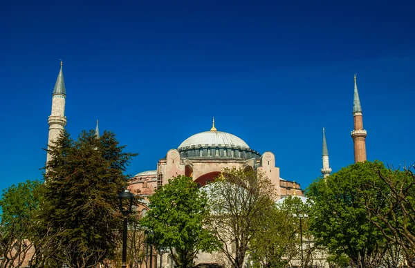 Hagia Sophia mosque in Sultanahmet Square, Istanbul, Turkey. — Stock Photo, Image