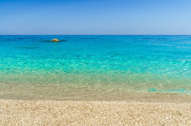 Deniz dalgası kumsalda