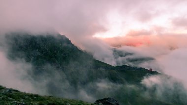 Transfagarasan dağın yol sonra Stormy Weather, Romanya, Europe