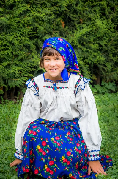 Menina em romeno vestido tradicional. Maramures Area, Roménia . — Fotografia de Stock