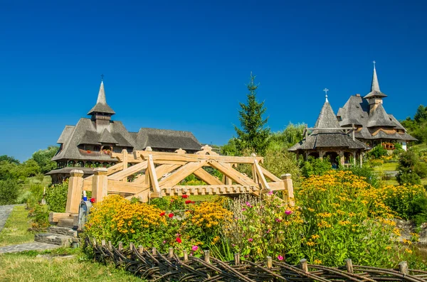 Barsana houten klooster, Maramures, Roemenië. — Stockfoto